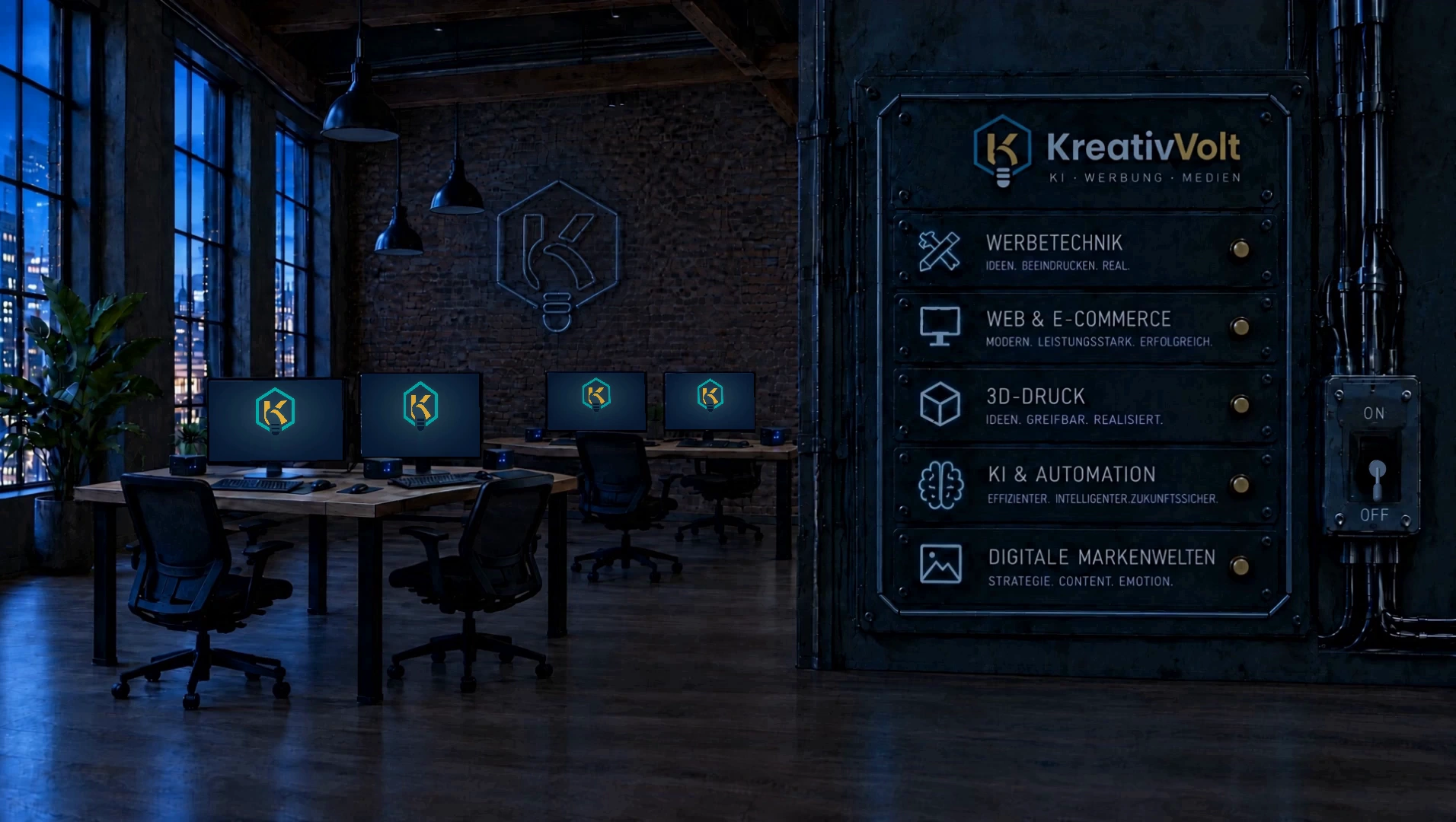 Das dunkle Kreativatelier am Abend, mit vier gesperrten Computerarbeitsplätzen, ausgeschaltetem Wandneon und der Leistungstafel rechts.